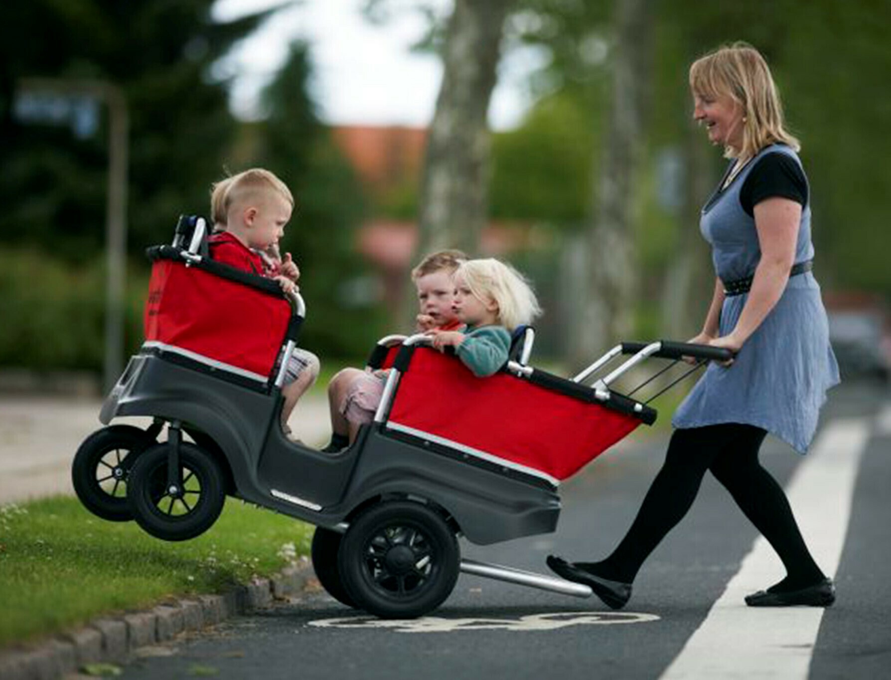 Imatge pels mitjans: Adquisició d'un carro per a la llar d'infants per a transportar 6 infants.